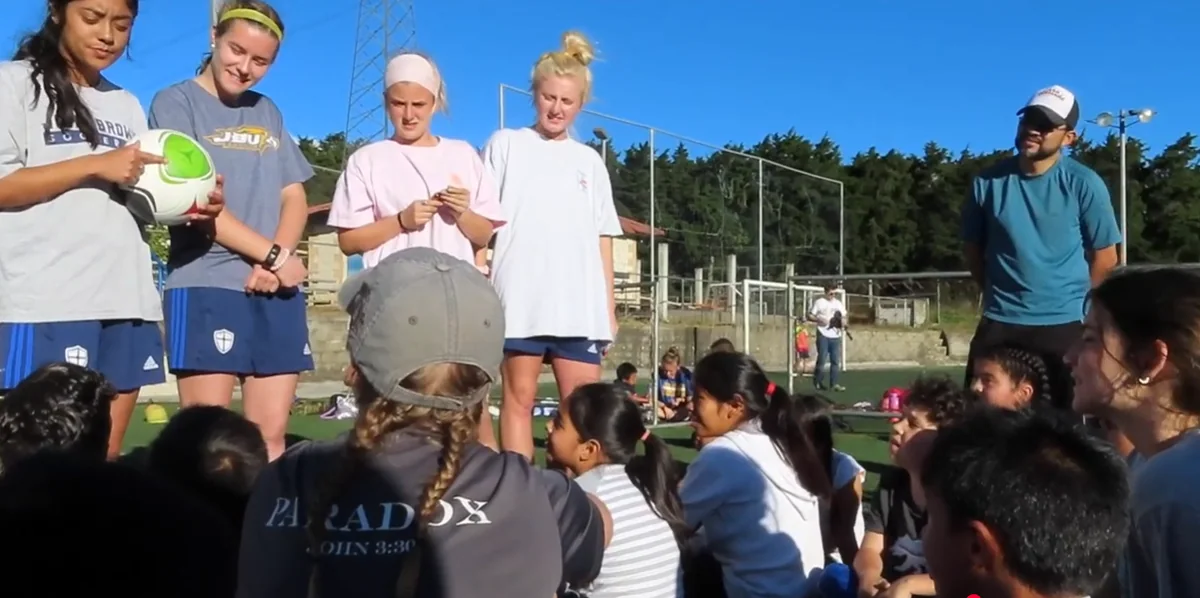Lauren and her JBU teammates gathered with children during a Guatemala mission trip